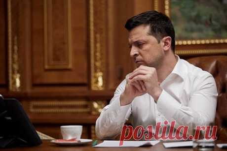 Зеленский лишил гражданства Украины Медведчука. Президент Украины Владимир Зеленский указами лишил гражданства Виктора Медведчука, а также Тараса Козака, Андрея Деркача и Рената Кузьмина. «Если народные избранники выбирают службу не народу Украины, а убийцам, которые пришли в Украину, то и наши действия будут соответствующими», — предупредил он.