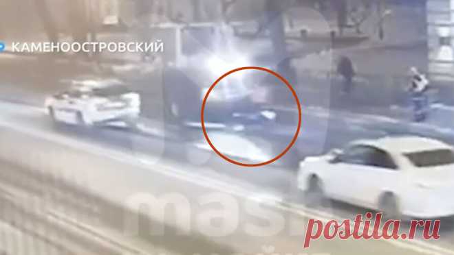 Пьяный петербуржец влетел в снегоуборочную машину на электровелосипеде и попал в больницу. В Петербурге пьяный мужчина влетел на электровелосипеде в снегоуборочную машину и попал в больницу. Об этом сообщает Telegram-канал "Mash на Мойке". По информации Telegram-канала, инцидент произошел на Каменноостровском ...