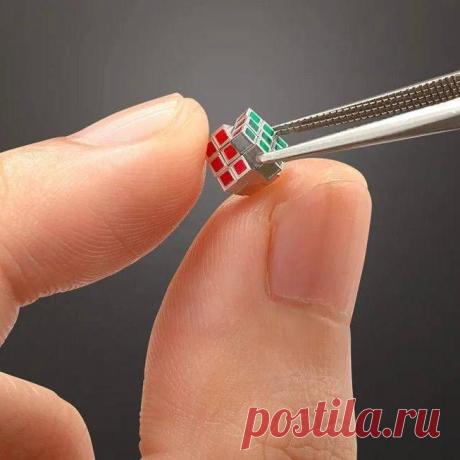 В Японии создали самый маленький кубик Рубика в мире. Его стороны — около 5 мм, а площадь квадрата — 1,6 кв. мм. Микрокубик сделан из алюминия и весит всего 0,3 г.

https://www.seoded.ru/articles/how-to-assemble-a-rubiks-cube.html#micro-rubiks-cube