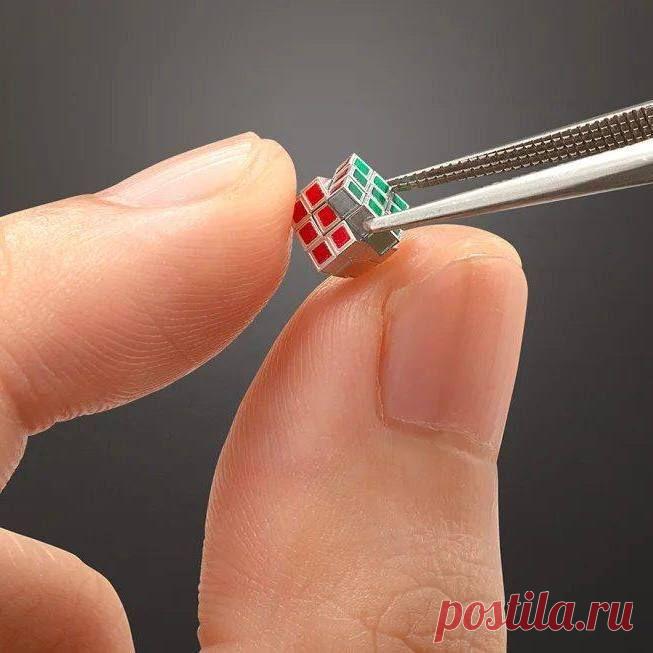 В Японии создали самый маленький кубик Рубика в мире. Его стороны — около 5 мм, а площадь квадрата — 1,6 кв. мм. Микрокубик сделан из алюминия и весит всего 0,3 г.

https://www.seoded.ru/articles/how-to-assemble-a-rubiks-cube.html#micro-rubiks-cube