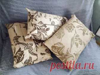 Легкий способ сшить чехлы для декоративных подушек Со слов автора. Я люблю шить, особенно уютные вещи для дома.  Недавно на меня свалился огромный кусок плотного серого льна, из которого я сшила покрывало на двуспальную кровать. Из оставшейся ткани я ...