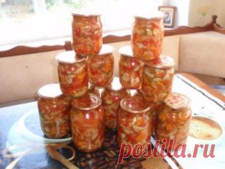 САЛАТ "КАК СВЕЖИЙ"
=====================
Приготовить такой пестрый салат не составит труда. Результат приятно вас удивит.
Что понадобится:
помидоры – 1,5 кг,
сладкий перец – 1 кг,
огурцы – 1 кг,
лук – 0,5 кг,
морковь – 0,5 кг,
растительное масло – 1 ст.,
сахар – 1 ст.,
9%-ный уксус – 1 ст.,
соль – 2 ст. л.,
черный перец горошком – 1 ч. л.,
лавровый лист,
кастрюля,
банки.
Процесс:
Овощи тщательно вымыть под проточной водой, аккуратно нарезать, сложить в кастрюлю. 
Добавить остальные компоненты,