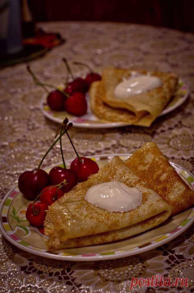 Это один из вариантов блинов на кефире.  Мы добавим в тесто кипяток, чтобы блины получились не толстыми.  Пекутся они легко. Вам понравится.