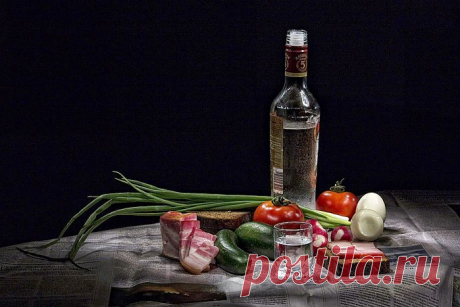 Выпьем за честных и скромных людей! Тем более, что нас осталось так мало...