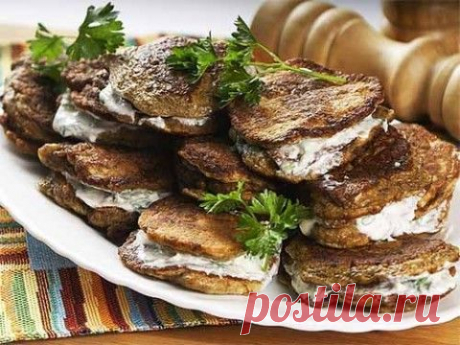 Печеночные оладьи со сметанным соусом | Домашняя кулинария