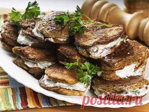 Печеночные оладьи со сметанным соусом | Домашняя кулинария