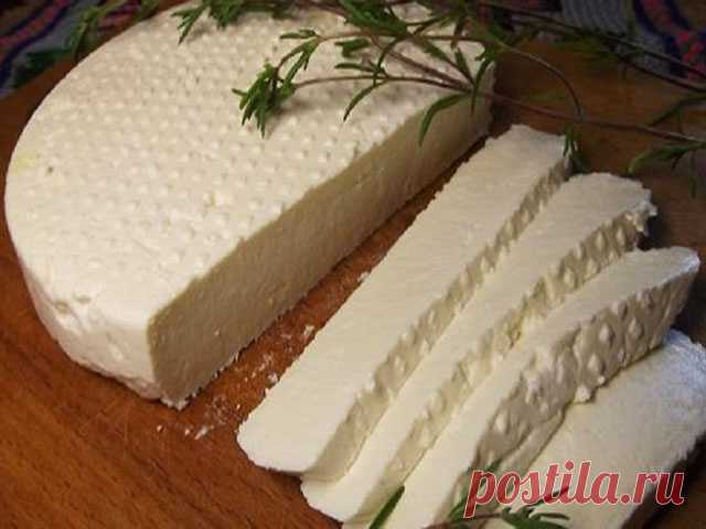 Самый вкусный из мягких сыров!    Самый вкусный из мягких сыров! Вечером готовлю, а утром завтракаю словно королева. Бомбовый рецепт!  Ингредиенты:  Молоко 4 л  Молочная с...