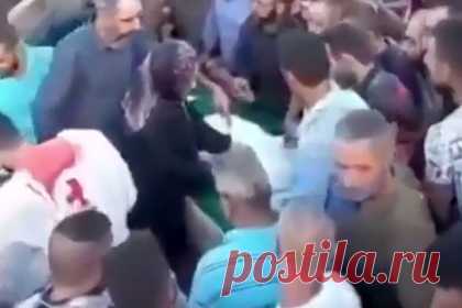 Мужчина восстал из мертвых на глазах у скорбящих родственников. В ливанском городе Эль-Хирмиль, провинция Бекаа, мужчина восстал из мертвых перед собственными похоронами и удивил собравшихся вокруг его гроба людей. В конце июля родственники и близкие ливанца прощались с ним перед тем, как отвезти гроб на кладбище. Вдруг скорбящие заметили, что «мертвец» дышит и шевелится.