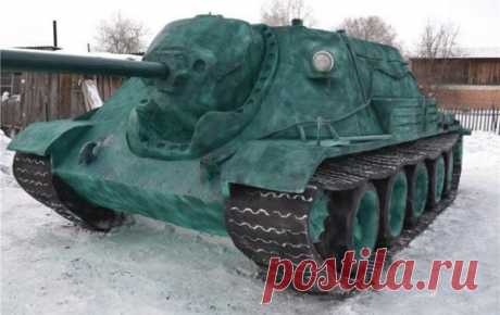 Сибиряк сделал танк из 20 тонн снега