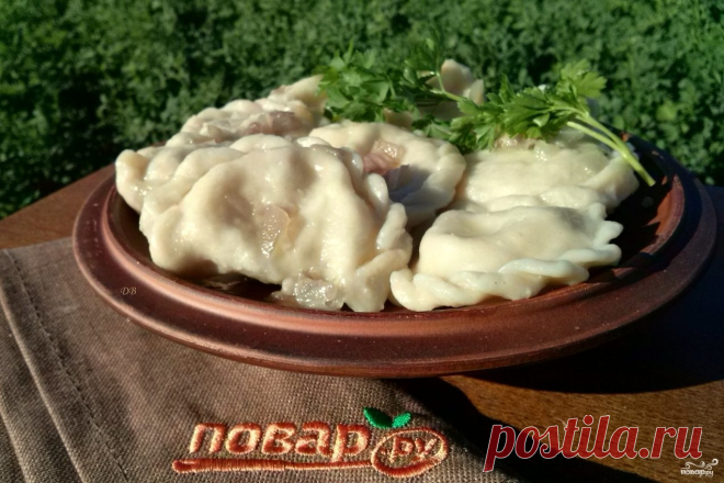 Вареники. 
источник Лучшие рецепты Повара

Вареники. Это вкусное и сытное блюдо никогда не надоедает, тем более с таким разнообразием начинки, и это еще не все её виды, которые я перечислила. Вареники можно вар…