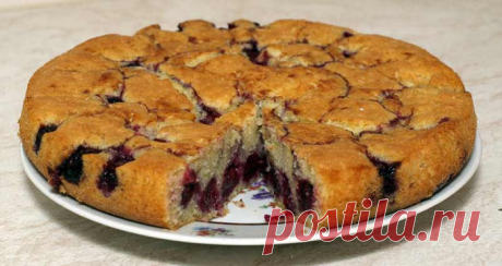 Шарлотка с вишней