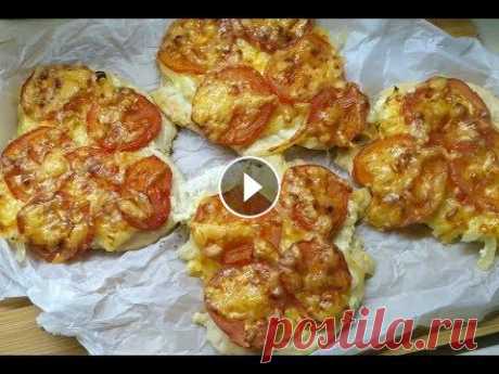 Куриная грудка под шубой ✅Нам понадобится: 2 средних филе куриной грудки (у меня на 580 г), 1 средняя луковица - 80 г, творожный сыр по 1 ч. л. ложке на каждую порцию (всего п...
