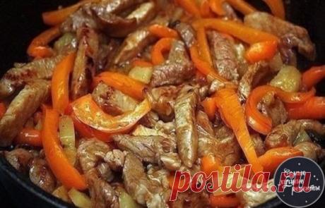 Отставить сладкое! Мужчина любит мясо! Готовим мясо по-тайски
Ингредиенты:
- Мясо
- Перчик сладкий
- Молоко
- Карри
- Соус соевый
- Соль по вкусу
- Масло для жарки
Приготовление:
1. Мяско тоненько режем. Перчик режем кто как любит.
2. Раскаляем сковородочку или казанчик, наливаем маслица и закладываем мяско. Слегка обжариваем, затем тушим в собственном соку.
3. Как жидкость испарится, заливаем молочко и ставим на медленный газ. Тушим пока молочко не испарится.
4. После того закладыв