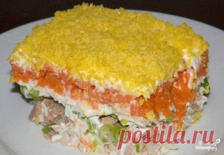 из ставриды 
https://povar.ru/recipes/salat_iz_stavridy-10099.html

Салат из ставриды - пошаговый кулинарный рецепт на Повар.ру
Чаще всего это блюдо готовят на зимние праздники - на Новый год, например. Салат выглядит очень ярко и украсит любое ваше торжество. А простота приготовления салата порадует каждую хозяйку.