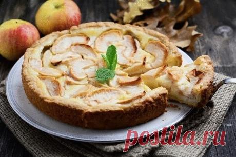 Цветаевский яблочный пирог: любимый рецепт творческой интеллигенции
Легенда гласит, что сестры - Марина и Анастасия Цветаевы часто принимали гостей и угощали их пирогом именно по этому рецепту.
Мы расскажем вам, как приготовить яблочный пирог, да так, чтобы таял во рту. Скорее записывайте.
Ингредиенты:
яблоко – 1 кг.
мука (пшеничная) – 2 ст.
сметана – 0,5 ст.
сливочное масло – 150 гр.
сода – 1/2 ч.л.
уксус – 1 ч.л.
сахар – 1 ст.
яйца – 1 шт.
Как готовить
Муку просеиваем и ...
