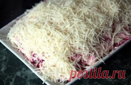 Салат «И чтоб никто не догадался...»
Это что-то невероятное!!! Безумно вкусно!
Все спрашивали:
"А что в салате, кроме селёдки?!"
Но, пока я не сказала, так никто и не догадался! 
Не бойтесь сочетания, это очень вкусно! 
Состав: 
300 гр. селёдки, 
2 луковицы, 
большое сладкое яблоко, 
400-500 гр. куриной печени, обжаренной с солью и перцем, 
2 отварных свеклы, 
майонез. 
Для заправки в майонез добавить масло от селёдки,
поперчить. 
Собираем салат: 
кусочки селёдки 
лук полукольца