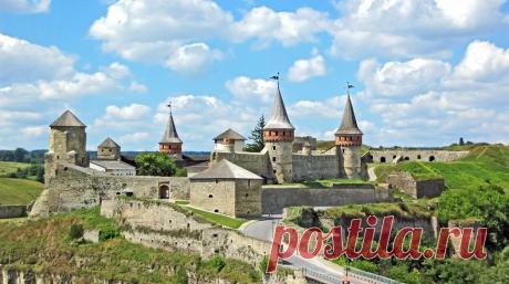 Каменец-Подольская крепость (замок)  
Знаменитый замок в Каменце-Подольском с 2007 года входит в рейтинг «Семь чудес Украины». Он был построен литовскими князьями Кориатовичами; в исторических записях замок упоминался еще в 1374 году. В начале прошлого столетия крепость преобразовали в памятник-музей. Теперь это одно из самых посещаемых мест Украины среди туристов|  15 самых красивых замков Украины: vakin