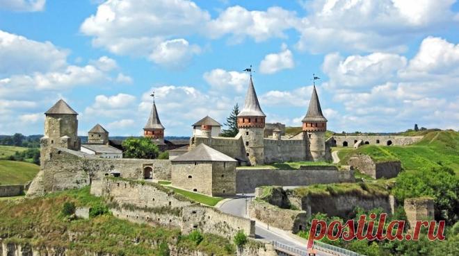 Каменец-Подольская крепость (замок)  
Знаменитый замок в Каменце-Подольском с 2007 года входит в рейтинг «Семь чудес Украины». Он был построен литовскими князьями Кориатовичами; в исторических записях замок упоминался еще в 1374 году. В начале прошлого столетия крепость преобразовали в памятник-музей. Теперь это одно из самых посещаемых мест Украины среди туристов|  15 самых красивых замков Украины: vakin