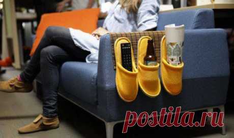 Чтобы пульт от телевизора не терялся и всегда до него можно было дотянуться, не вставая с дивана, кладите его в тапочек... а тапочек пришейте к дивану, чтобы и он не терялся вместе с пультом: