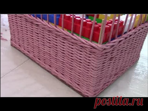 Сундучок из бумажных трубочек
автор МК: Вера Черницына
#разное_пв#короба_пв
Дно картонное, обтянутое самоклеящейся пленкой, стоек 51 шт., расстояние между стойками 2,5см. Трубочки скручены из бумаги 8,5см на 60см и окрашены водной морилкой цвета красное дерево.
В МК представлены два способа получения косички