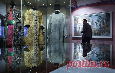 В Музее Чайковского открылась выставка об историческом пути оперы "Борис Годунов". В частности, среди экспонатов - костюмы Федора Шаляпина для роли Бориса Годунова и перстень артиста, который он надевал, выходя на сцену в роли царя