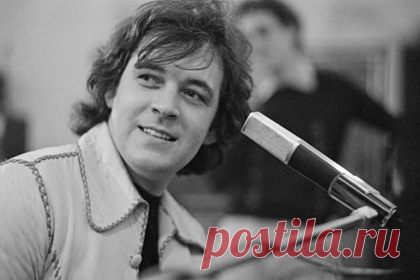 Умер основатель группы Procol Harum Гэри Брукер. Умер рок-музыкант и основатель группы Procol Harum Гэри Брукер. Вокалист скончался на 77-м году жизни. В последние годы он страдал от рака. С группой Procol Harum Гэри Брукер записал более 15 релизов. В числе наиболее известных песен группы — A Whiter Shade of Pale, Something Following Me и Wish Me Well.