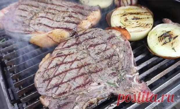 Вместо шашлыка мясо на мангале можно готовить иначе. Если найдется хороший кусок корейки, будет гораздо вкуснее приготовить его целиком. Мы так и сделали – нарезали мясо килограммовыми кусками, которые после очень простого сухого маринада положили на решетку. Идеальное сочетание жира и мяса - 2 апреля - 43133928428 - Медиаплатформа МирТесен