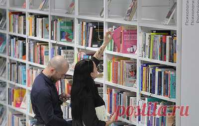 Что читать в июне: телепорт в советское детство, "Тума" Прилепина и еще пять книг. Делимся подборкой из семи книжных новинок июня