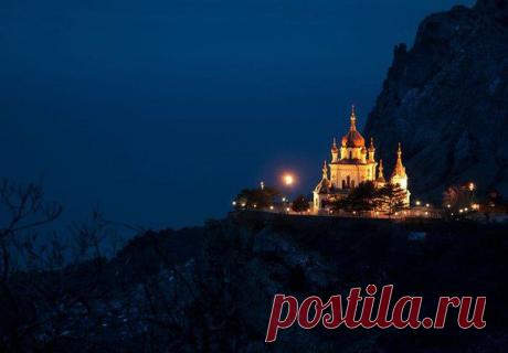 Церковь воскресения Христова (Форос) словно игрушка на ладони матушки природы