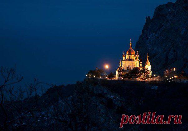 Церковь воскресения Христова (Форос) словно игрушка на ладони матушки природы