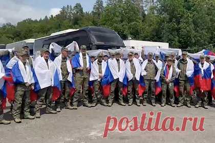 Вернувшихся из плена российских бойцов сняли на видео