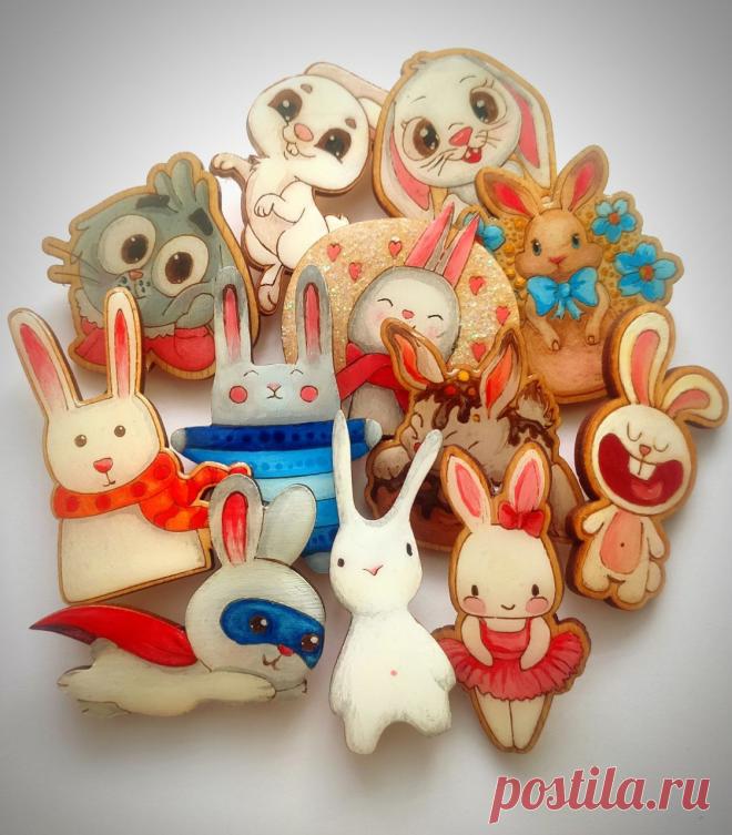 Расписные брошки-значки с милашными зайчиками и кроликами, авторская роспись, заливка эпоксидной смолой