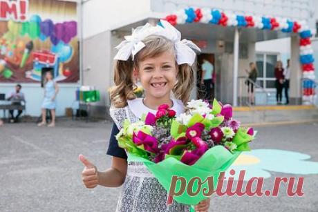 Открытки на 1 Сентября: 80+ картинок и поздравлений с Днем знаний. Сегодня, 1 сентября, в школах, колледжах и вузах начинается новый учебный год. С Днем знаний принято поздравлять школьников и студентов, родителей и учителей. В материале «Ленты.ру» — более 80 красивых открыток и поздравлений на 1 Сентября, которые можно скачать бесплатно.