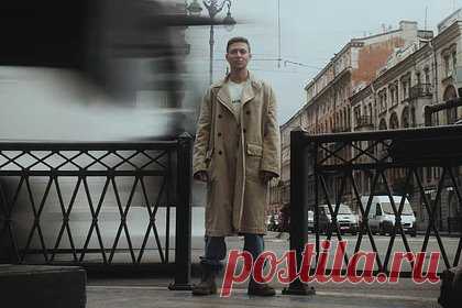 Оксимирон вернулся в Россию и «передал привет» прокуратуре в новом клипе. Российский рэпер Оксимирон вернулся в Россию и выпустил клип на песню «Ойда». В видео, снятом на улицах Санкт-Петербурга, хип-хоп-артист «передает привет» Следственному комитету России и прокуратуре. В треке Оксимирон также заявляет, что «убил в себе империю» и отправляется «назад в андерграунд».