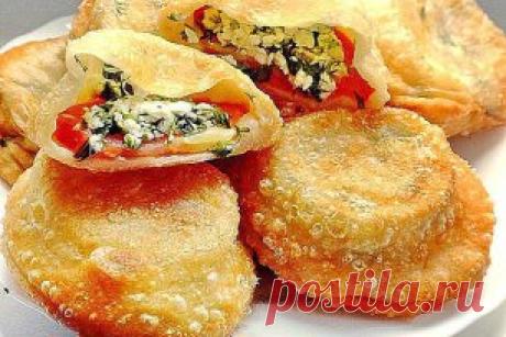 Пирожки бомбочки — лучше чем чебуреки
Они даже вкуснее чебуреков! Хрустящее тесто идеально сочетается с ароматными помидорами, творожной начинкой, чесноком и зеленью, они получаются очень сочными и ароматными!
Состав:
Тесто:
Мука — 3,5ст
Вода (кипяток) — 1 ст
Раст. масло — 4 ст.л
Сахар — 1 ч.л
Соль — 1 ч.л
Начинка:
Помидоры — 5 шт
Брынза (или творог) — 200 г
Чеснок — 2 зуб
Зелень
Соль