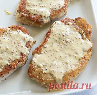 Свиные отбивные с горчичным соусом Такие отбивные лучше подавать с рисом или макаронами, которые впитают в себя вкусный, сливочный соус... Ингредиенты: свиные отбивные - 8 шт. (толщиной около 1 см, по 100 г каждая) соль, свежемолотый черный перец мука - 3 ст...