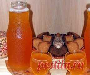 ДОМАШНИЙ КВАС , уже через 6 часов . 
Вкусно, быстро, обалденно, не отличить от бочкового !
5 литров холодной воды, 
2 столовых ложки цикория(обычного, без всяких добавок вкусовых)
чайную ложку лимонной кислоты
650 гр сахара (если любите менее сладкий, то сахара можно взять 400 гр) 
Всё соединим, и ставим на огонь чтоб закипело.
Как закипит, отключаем и пускай стоит охлаждается до парного молока 
Засыпаем пол пачки дрожжи (сафт момент,11-ти граммовая которая)
Стоит часа 3-4, чтоб появилась пена