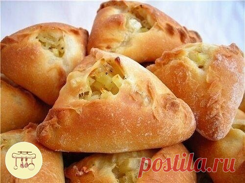 Курники

 Сметана — 200 г
 Маргарин — 250 г
 Мука
 Сода — 1/2 ч. л.
 Соль — 1/2 ч. л.
 Филе куриное — 800 г
 Картофель — 2 шт
 Лук репчатый (красный) — 1 шт
 Перец черный (молотый)
 Масло сливочное — 50 г

Способ приготовления:

1. Делаем тесто: в сметану добавляем соду и соль.
2. Смешиваем сметану с мягким маргарином.
3. В полученную массу добавляем муку (на глаз) так, чтобы тесто получилось эластичное, как пластилин и не липло к рукам. Оставляем тесто на 15 минут.
4. Нар...