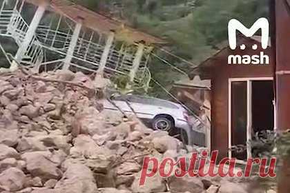 Мощный горный поток обрушился на популярный курорт