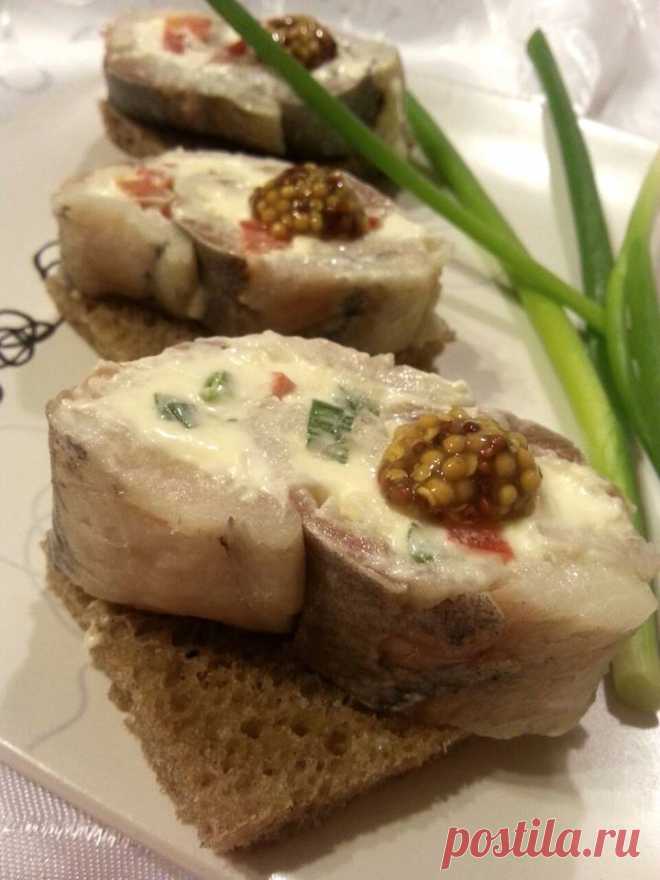 Новогодняя закусочка - рулет из селёдки