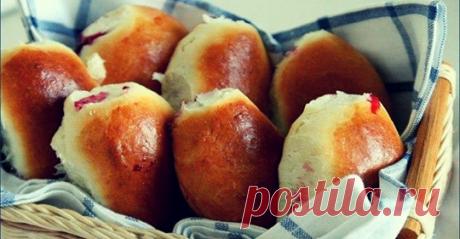 Пирожки вкусные для лентяев.
Ингредиенты:

– 4 стакана муки,
– 500 мл молока,
– 2 столовые ложки сахара,
– 1\2 чайной ложки соли,
– 2 столовые ложки масла подсолнечного,
– пакет сухих дрожжей 11 гр.

Приготовление:
1. Все смешиваем до однородной массы.
2. Складываем тесто в пакет и убираем в холодильник на 2 часа. ВСЕ!
3. Через два часа достаем тесто, обминаем в муке и лепим пирожки с любимой начинкой.
4. Такое тесто подойдет к любой выпечке, можно использовать для любых видов пирогов и пиццы.