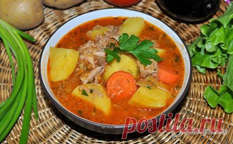 Свиные рульки с картофелем в томатном соусе У этого блюда своя фишка: рульки предварительно отвариваются, потом мясо тушится с картошкой. И вот эти кусочки мягчайшего вкусного мяса и много подливки делают блюдо особенно аппетитным.