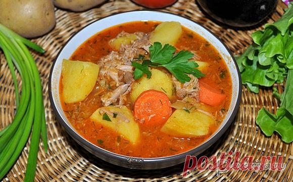 Свиные рульки с картофелем в томатном соусе У этого блюда своя фишка: рульки предварительно отвариваются, потом мясо тушится с картошкой. И вот эти кусочки мягчайшего вкусного мяса и много подливки делают блюдо особенно аппетитным.