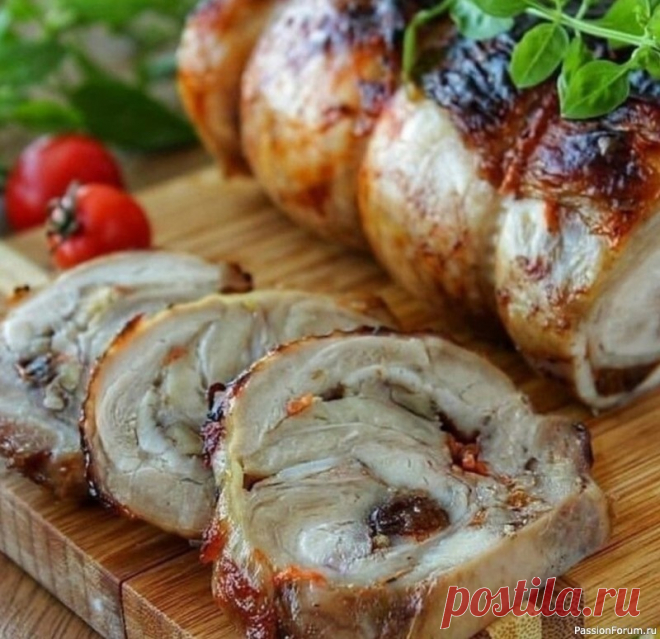 Нежнейший куриный рулет Готовим вкуснейший рулет из курицы к любому торжеству!🍶🐓🥘🍲🌶Ингредиенты:- 800-900 гр куриного филе, я беру филе бедра(из него получается сочнее), но можно и филе грудки.-Соль-Чёрный перец-3-4 зубчика чеснока-3-4 столовые ложки соевого соуса- 2-3 столовые ложки кетчупа (у меня домашний) но...