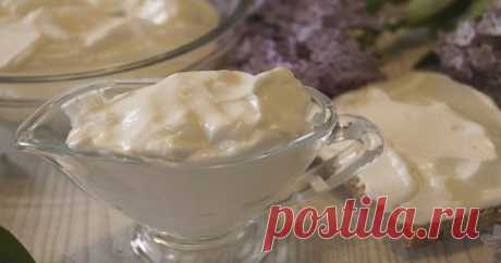Сегодня мы решили поделиться с вами простым рецептом вкусного домашнего майонеза. Для его приготовления нам понадобится только молоко, яйца добавлять не будем. Такая заправка отлично подойдет для быстрых бутербродов и праздничных салатов.        Вкусный, воздушный майонез без