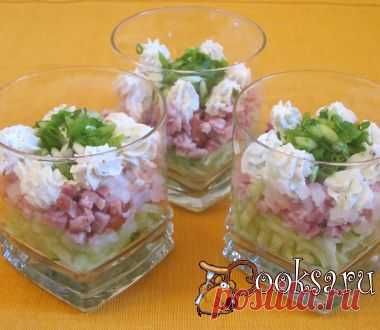 ВЕРРИНЫ огуречные  - Французская кухня!  Продукты выкладываются в стекло, чтобы насладиться разноцветными слоями + фотоМК ! **На 3 порции: огурцы 2-3 шт, творожный сыр 200 г, копчёное мясо 150 г, лук-репка 1 шт, лук зелёный, чёрный молотый перец, соль.