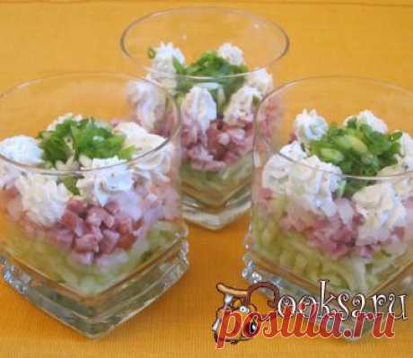 ВЕРРИНЫ огуречные  - Французская кухня!  Продукты выкладываются в стекло, чтобы насладиться разноцветными слоями + фотоМК ! **На 3 порции: огурцы 2-3 шт, творожный сыр 200 г, копчёное мясо 150 г, лук-репка 1 шт, лук зелёный, чёрный молотый перец, соль.
