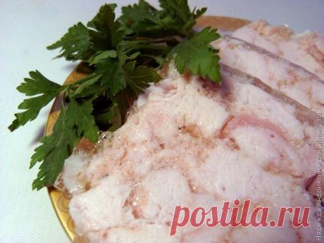 👌 Куриный рулет в желе, рецепты с фото Приходят же иногда людям интересные идеи! Как делать куриный рулет в желе мне рассказали года четыре назад, с тех пор я достаточно часто его готовлю. Мне кажется такой способ приг...