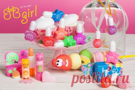 Каждая девочка мечтает стать взрослой, а игры с косметикой помогают ей расти уверенной в себе и приучают заботиться о красоте – совсем как мама! Дарите девочкам радости первого макияжа и абсолютно безопасный способ освоить его тонкости: детская косметика BB-girl содержит только натуральные масла и витамины, а ещё яркие, но безопасные красители.