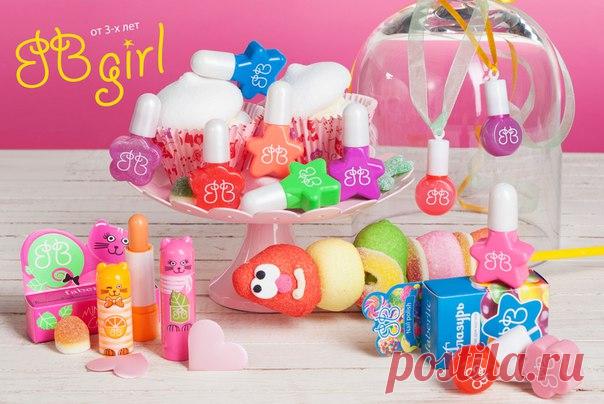 Каждая девочка мечтает стать взрослой, а игры с косметикой помогают ей расти уверенной в себе и приучают заботиться о красоте – совсем как мама! Дарите девочкам радости первого макияжа и абсолютно безопасный способ освоить его тонкости: детская косметика BB-girl содержит только натуральные масла и витамины, а ещё яркие, но безопасные красители.